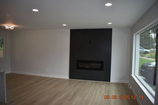 Building Photo - 4 bedroom / 3 bath / Beautifully Updated