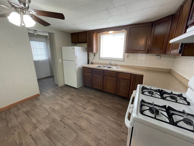 Building Photo - Two Bedroom House with 1 Car Garage in Gre...