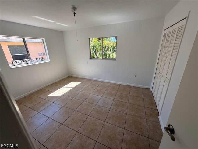 Building Photo - 537 SE 6th Pl