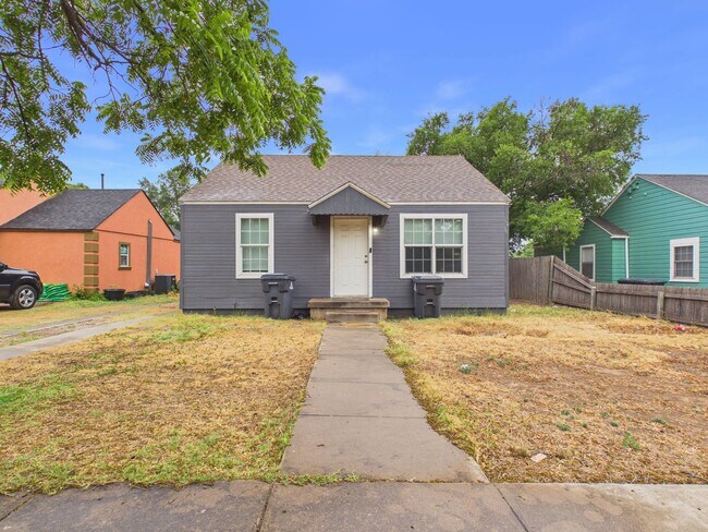 Building Photo - Wolflin~ 2 bedroom 1 bath!