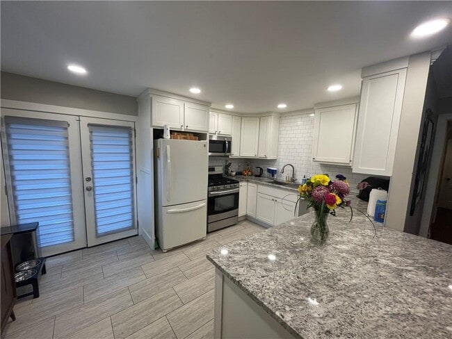 Building Photo - 737 Sunnybrook Dr