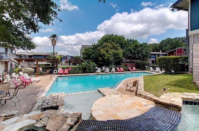 Building Photo - Cozy 1 Bedroom, 1 Bathroom Condo In the He...