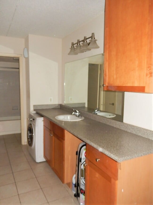 Building Photo - Charming 1 Bedroom 1 Bathroom Condo In Much Sought After EOS-21