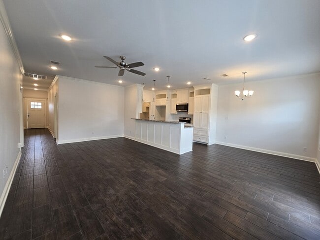 Building Photo - 823 Lindsey Ln