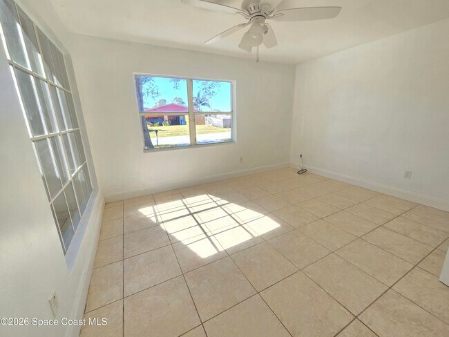 Building Photo - 771 Onyx Dr NE