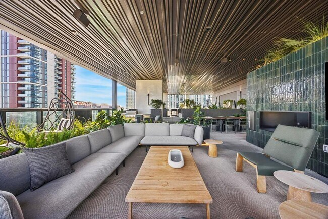 Building Photo - 610 Davis St