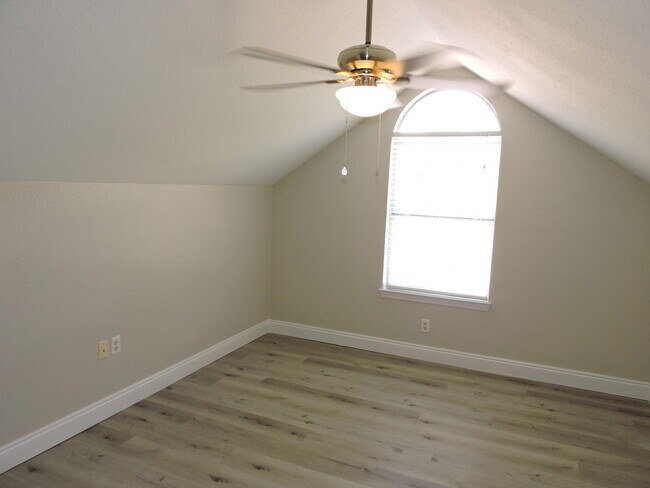 Building Photo - 213 Southgate Dr