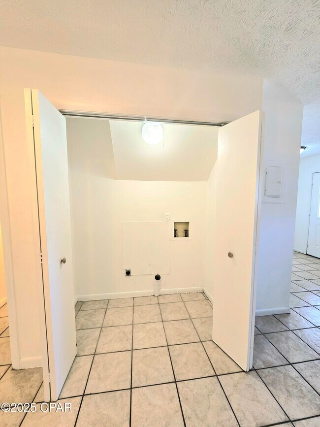 Building Photo - 636 W Caladium Cir