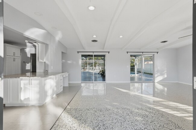 Building Photo - 725 Patricia Ave