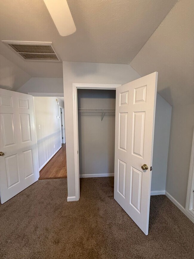 Building Photo - Great Location - Great Neighborhood - Grea...