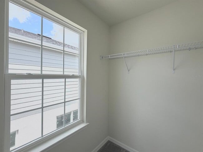 Building Photo - 6985 Oak Commons Way