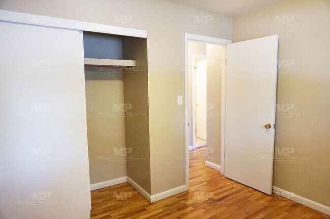 Building Photo - 1013 Castlerock Dr