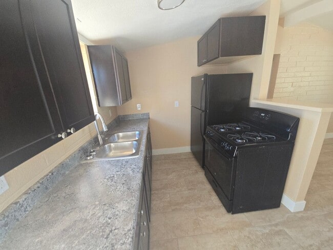 Building Photo - 2b1bth condo