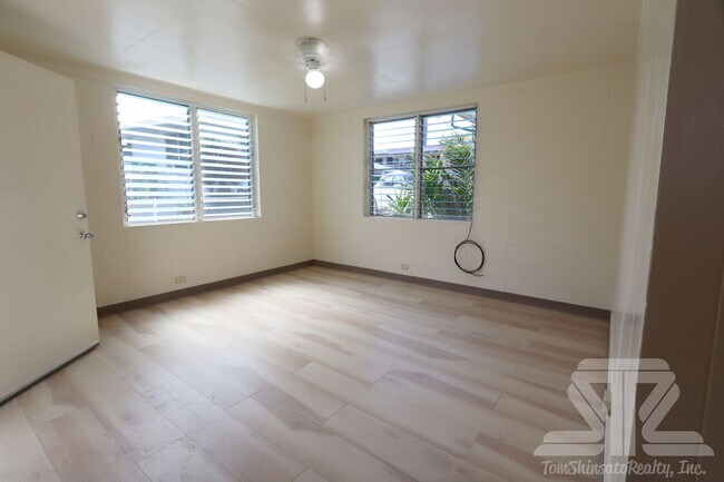 Building Photo - 1152