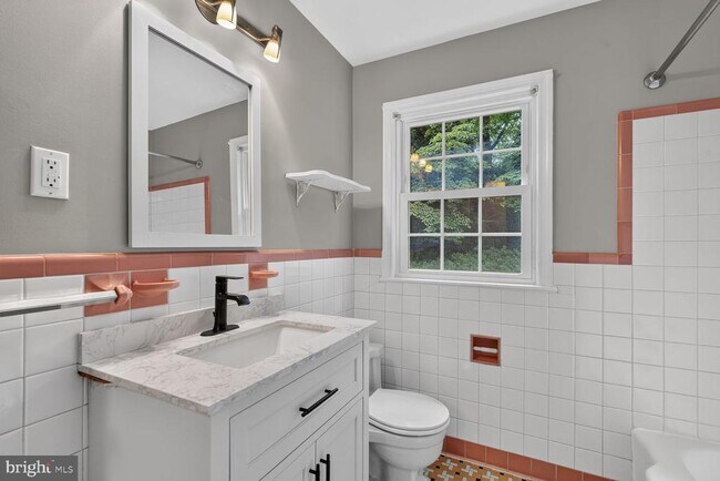 Building Photo - 7215 Rollingwood Dr