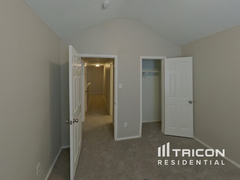 Building Photo - 1420 Deville Cir