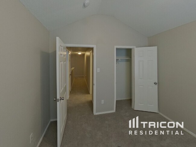Building Photo - 1420 Deville Cir