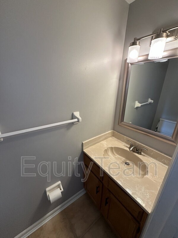 Building Photo - 753 Woodlyn Dr S