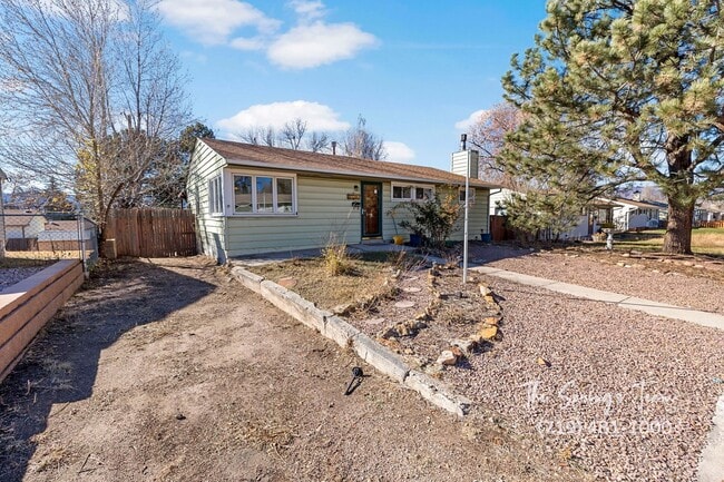 Building Photo - CUTE 3BD RANCHER WITH CHARACTER IN CENTRAL COLORADO SPRINGS - Security Deposit Waiver Available