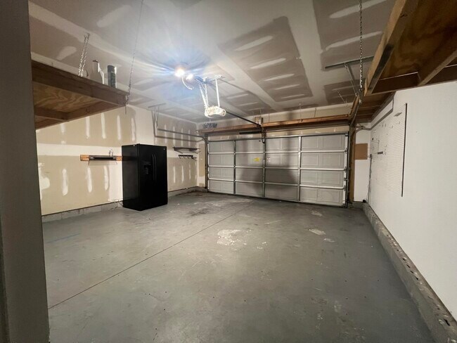 Building Photo - 565 Batty Way