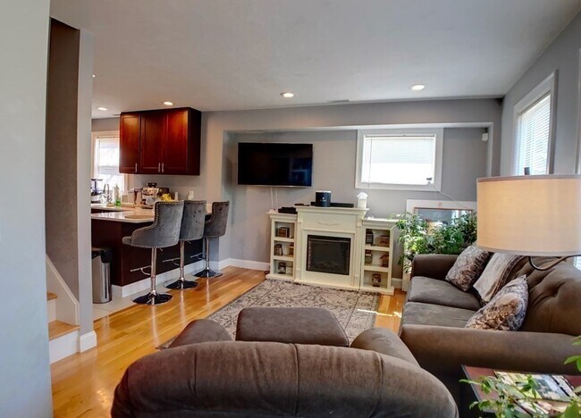 Building Photo - 10 Rockledge St