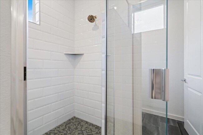 Building Photo - 2624 Metcalfe Rd