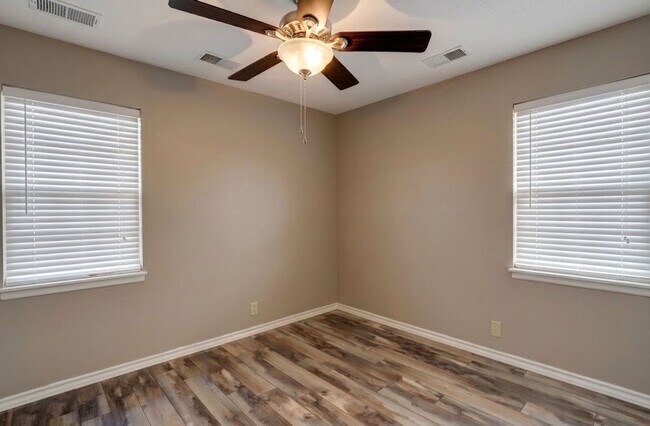 Building Photo - 711 Hillview St