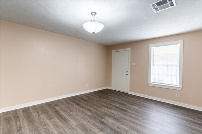 Building Photo - 305 N Live Oak St