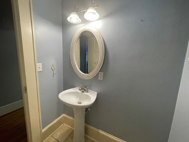 Building Photo - 3 Bedroom 2 1/2 Bath Updated Historic Home