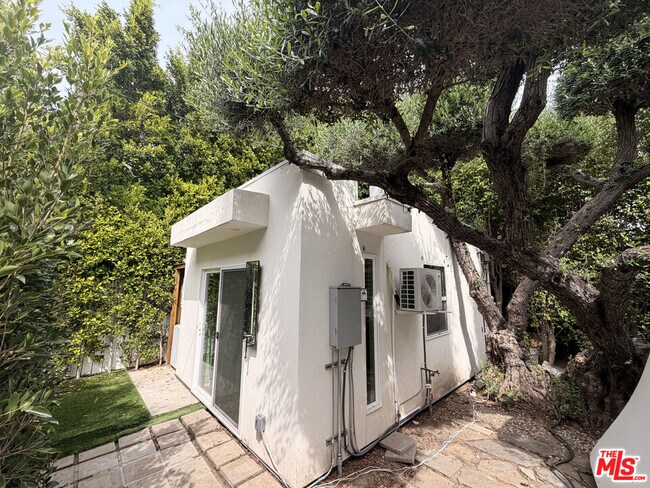 Building Photo - 1162 N Poinsettia Pl