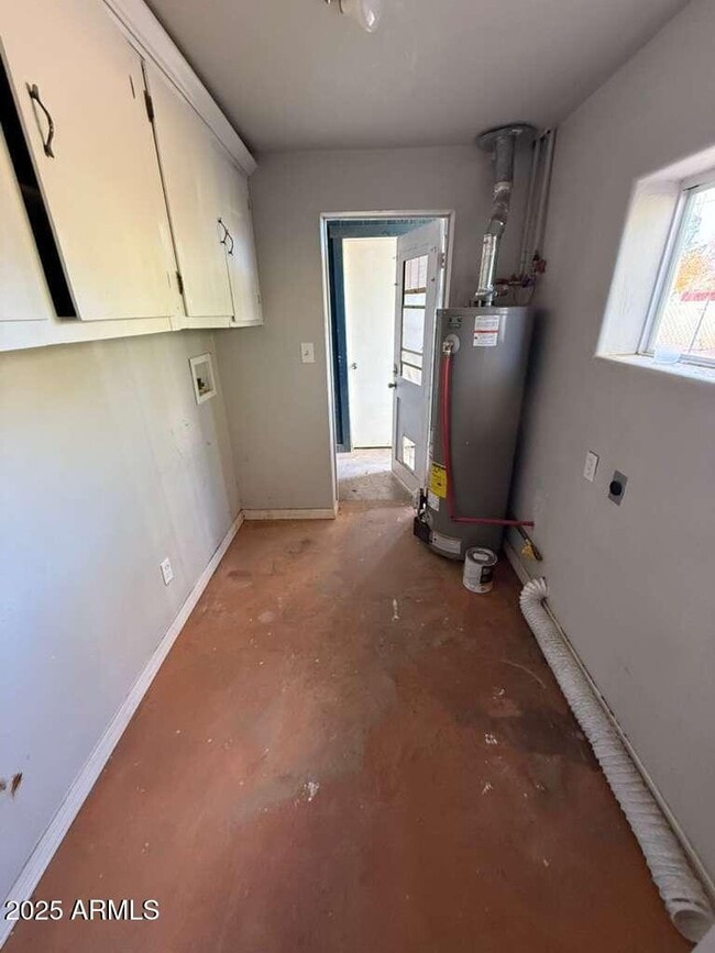 Building Photo - 806 E 7th St