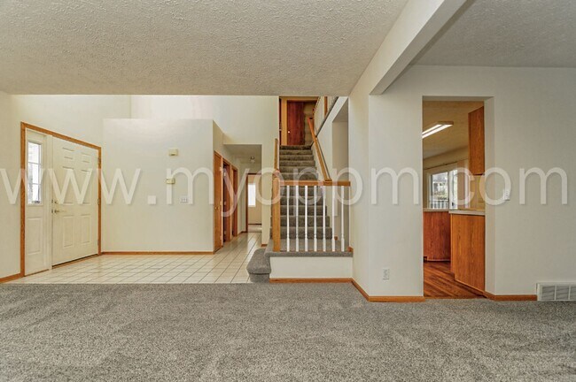 Building Photo - Bright and Spacious 4 Bedroom Home | Bellevue