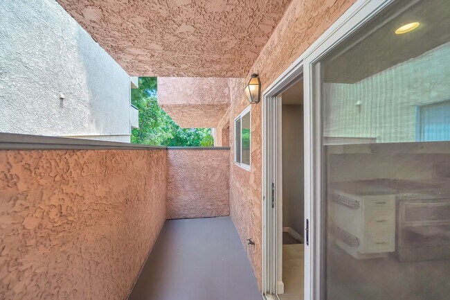 Building Photo - 4424 Coldwater Canyon Ave