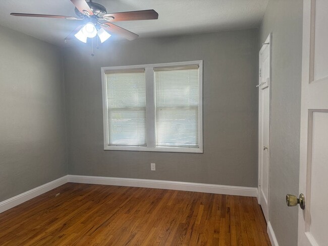 Building Photo - Cozy 2 bedroom close to downtown