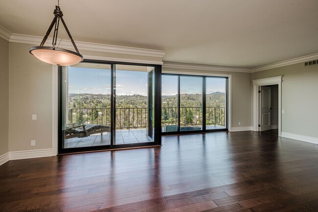 Building Photo - Gorgeous 2 Bed / 2 Bath Top Floor Condo wi...