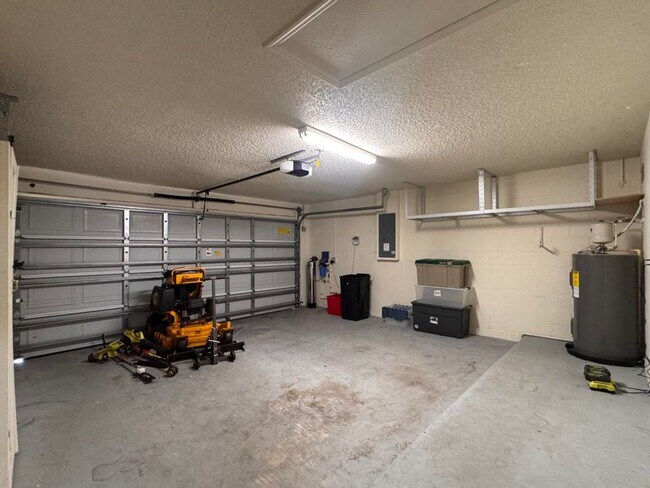 Building Photo - 3 Bedroom in Seminole Woods