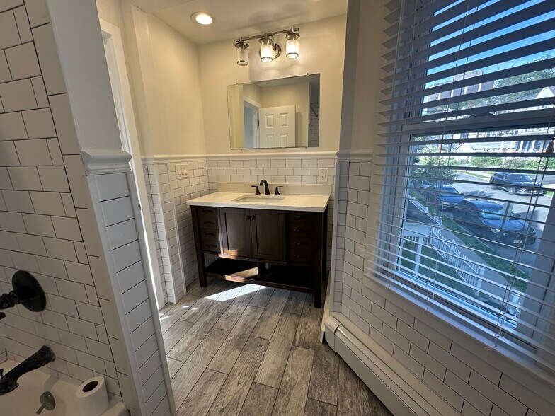 Building Photo - 10 Clinton St