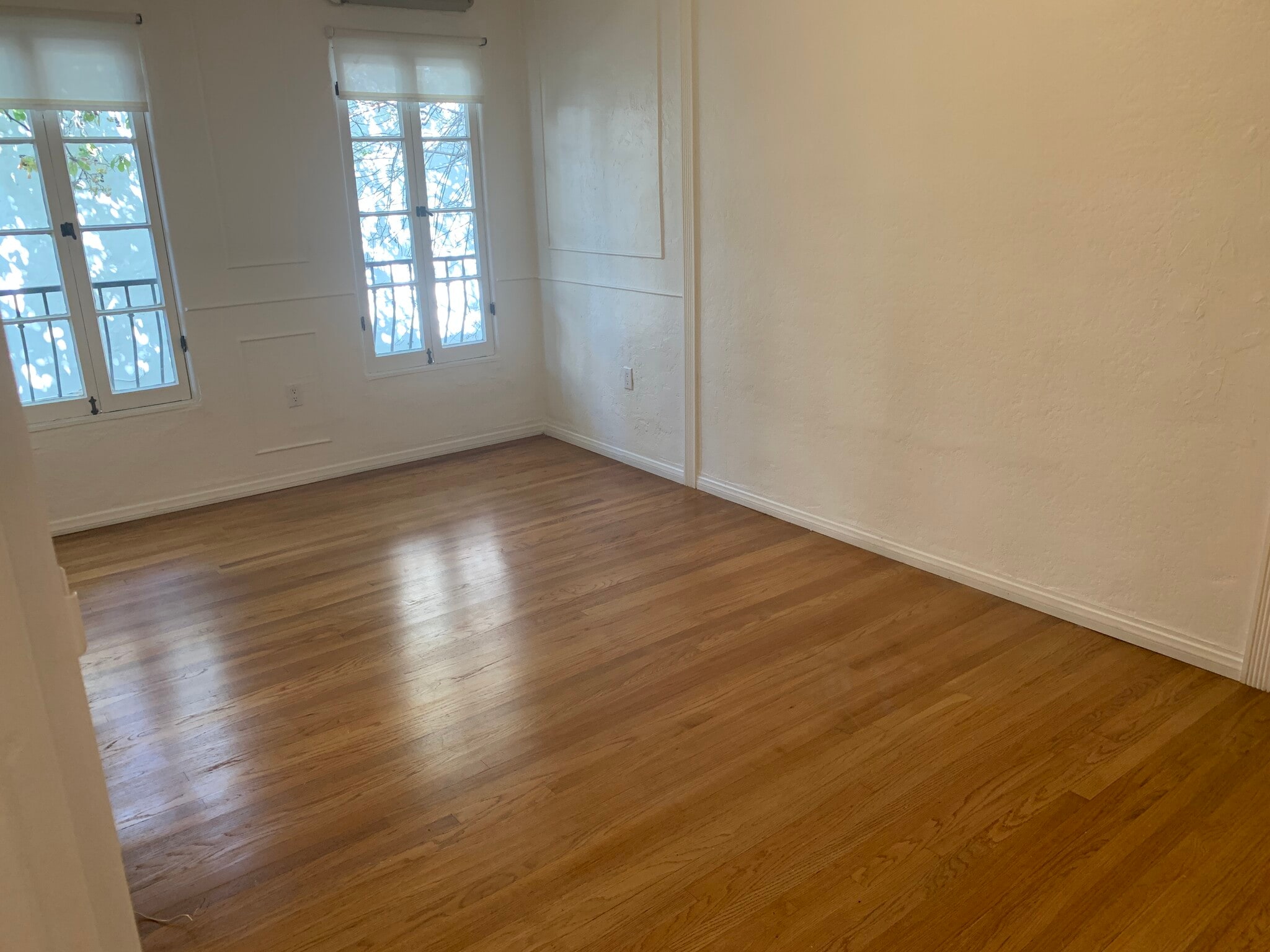 Building Photo - 802 N Sweetzer Ave