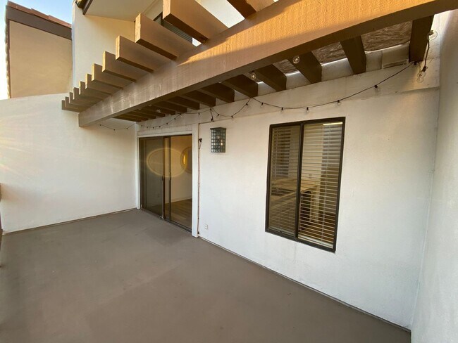 Building Photo - 659 Del Parque Dr