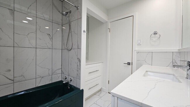 Building Photo - 2002 Woodlea Dr