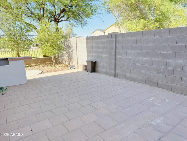 Building Photo - 2528 E Meadow Creek Way