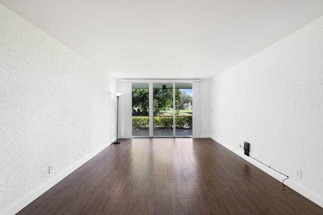 Building Photo - 2851 S Palm Aire Dr