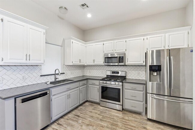 Building Photo - 824 Hunter Pl