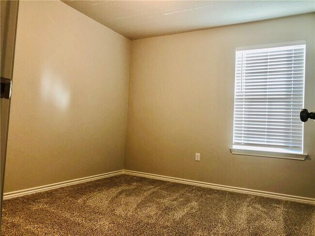 Building Photo - 1323 Ambler Dr