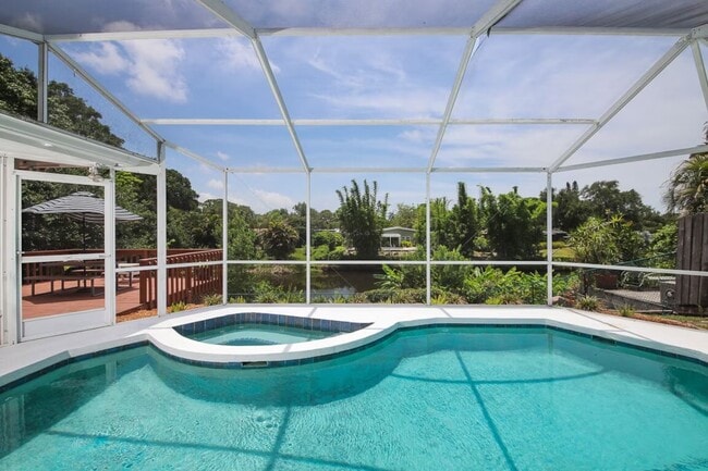 Building Photo - 2732 Valencia Dr