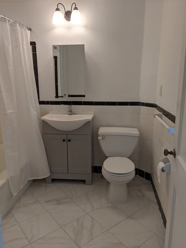 Building Photo - Renovated 3BR/1BA Townhouse in Edgemoor Gardens!