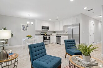 Building Photo - "Charming Denison Duplex with Granite Eleg...