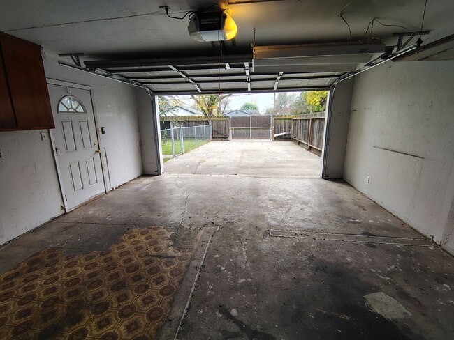 Building Photo - 301 Camellia Way