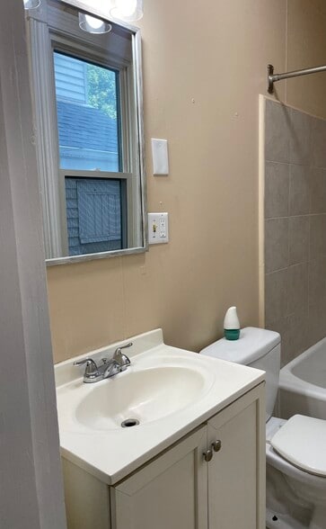 Building Photo - 203 S 11th St