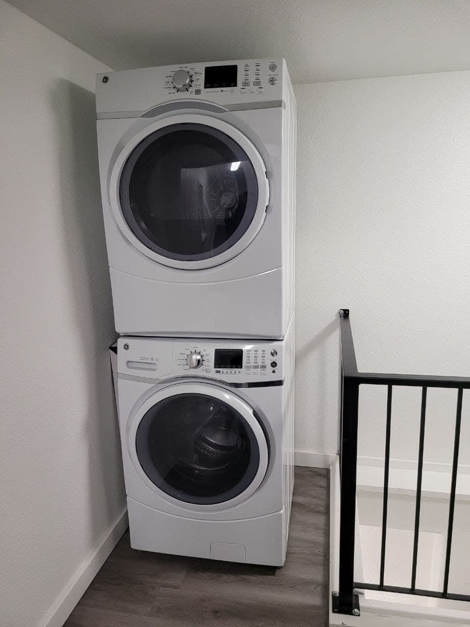 Building Photo - 1528 E Orman Ave